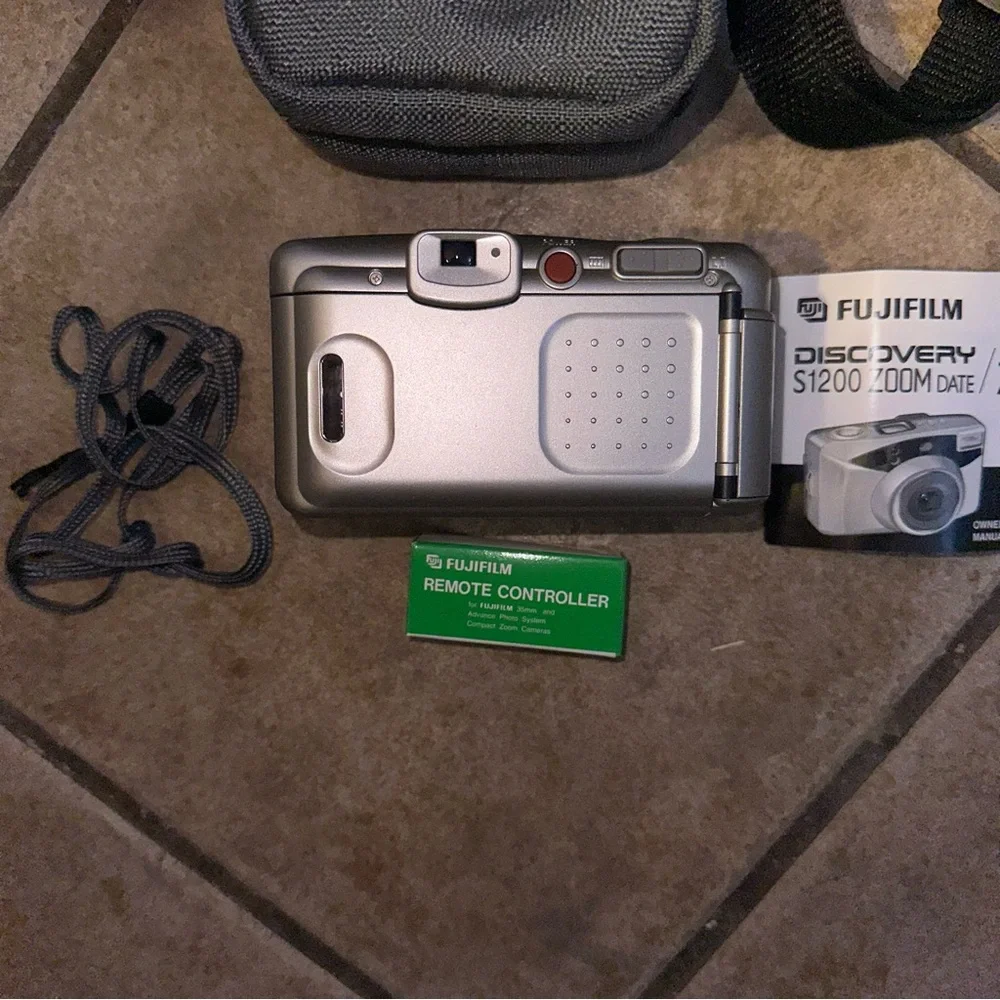 Fujifilm S1200 Discovery Zoom Date 120 35mm Point Shoot, Brand New Remote, Case